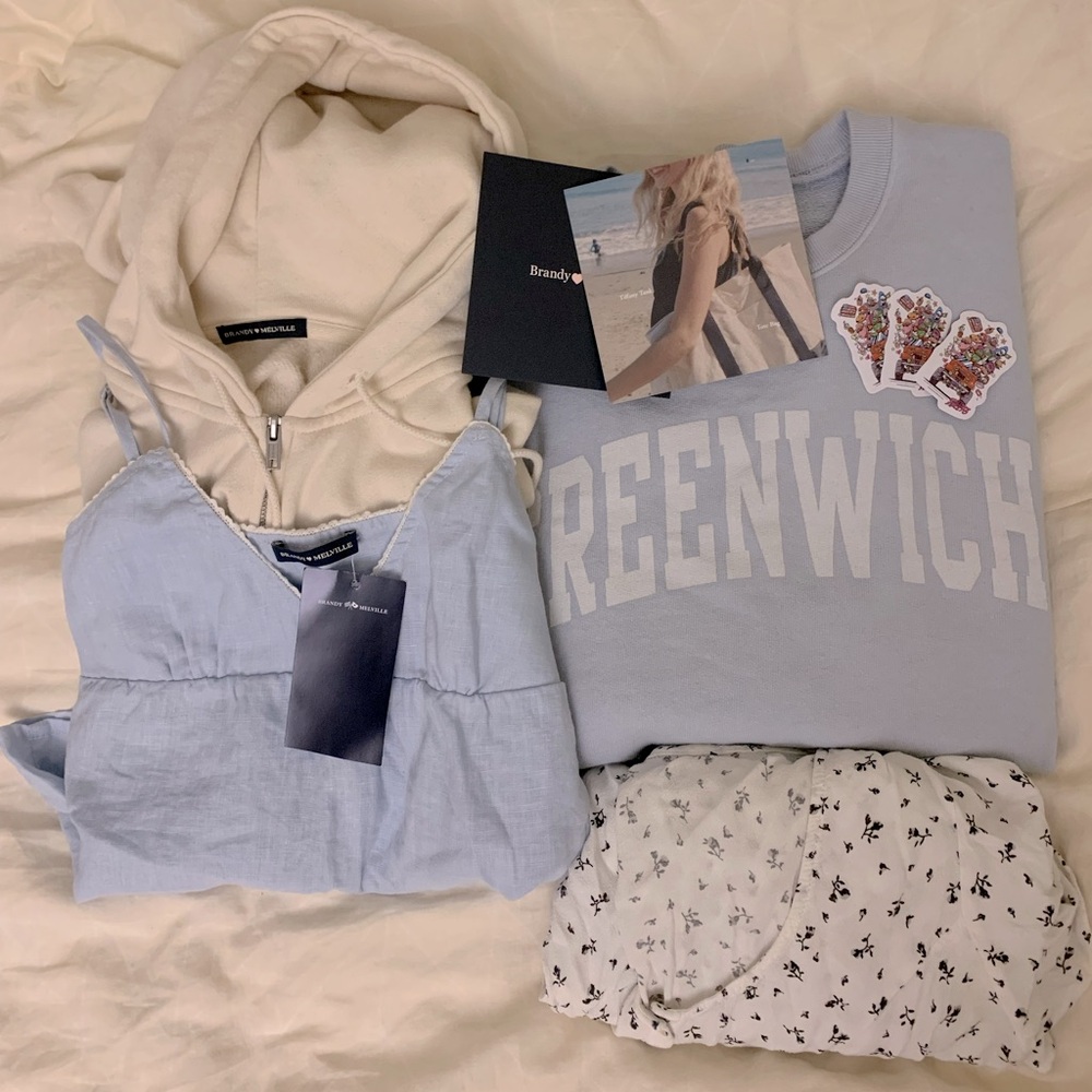 Brandy Melville Bundle🤍🩵 hoodie, crewneck, tank, dress & more!